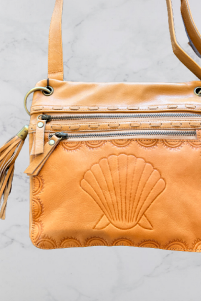 Seashell sidebag in tan
